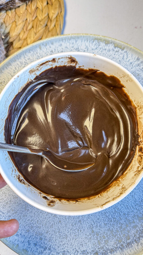 Moist Chocolate Cake Recipe (Easy and Rich Chocolate Cake) cho ganache